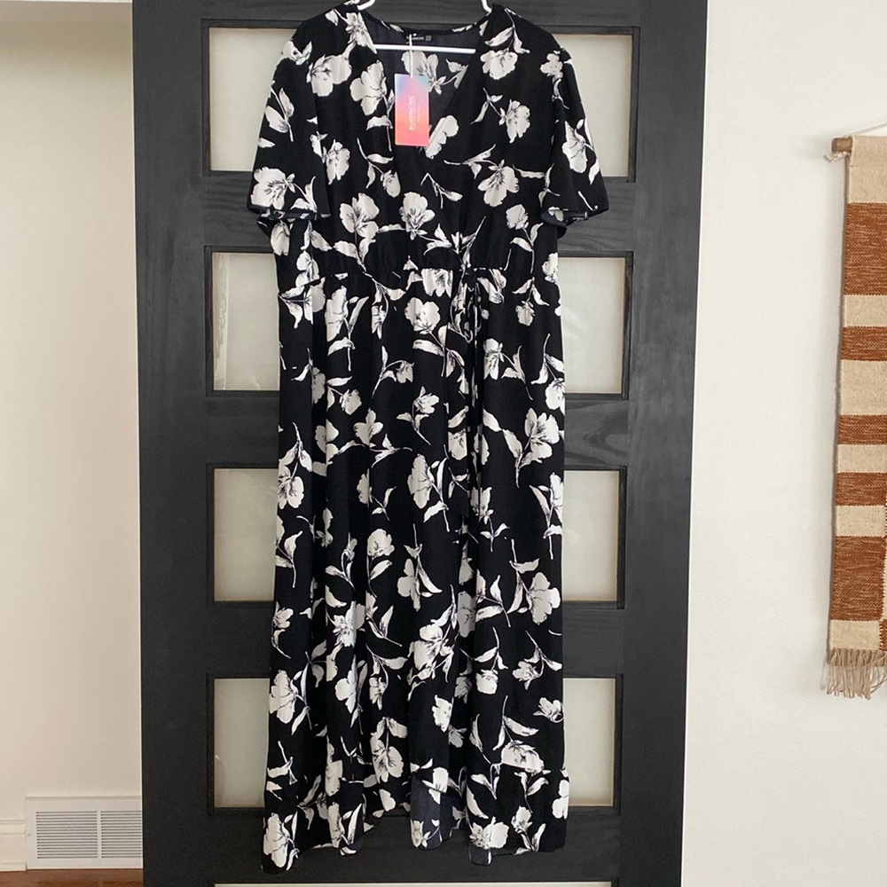 BLOOMCHIC Dress. New! Size 20.